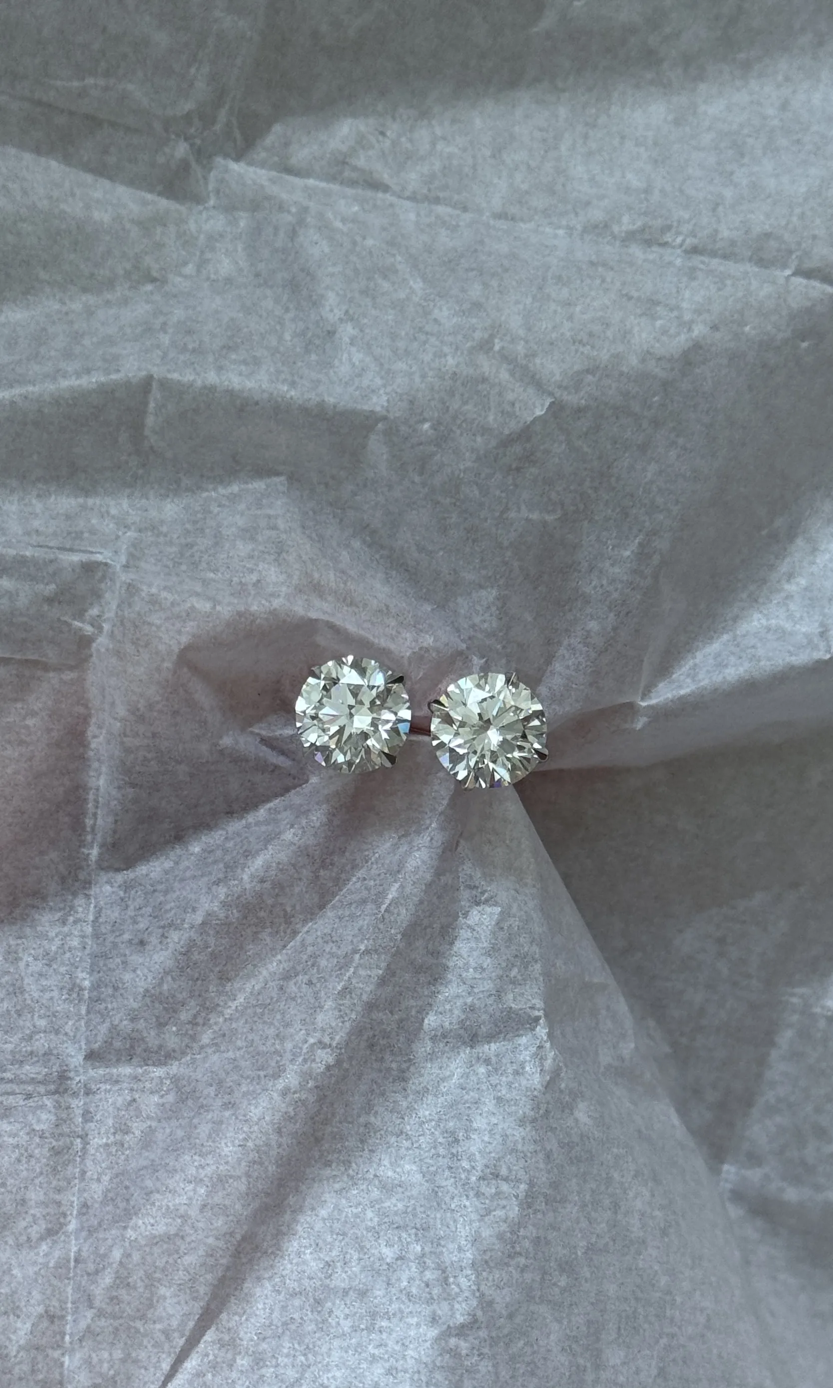 Round diamond studs earrings 